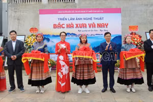 Các đại biểu cắt băng khai mạc triển lãm ảnh nghệ thuật "Bắc Hà xưa và nay".