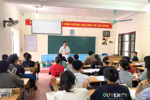 Thầy giáo Phạm Quốc Cường, Hiệu trưởng nhà trường gặp mặt, căn dặn, động viên học sinh trước kì thi quan trọng.