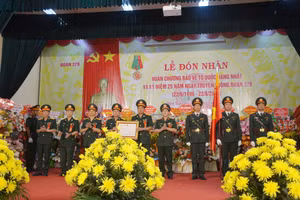 Lãnh đạo Quân khu 2 chúc mừng Đoàn Kinh tế - Quốc phòng 379 được đón nhận Huân chương Bảo vệ Tổ quốc hạng Nhất. 