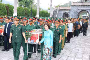 Đưa các hài cốt liệt sỹ về nơi an nghỉ cuối cùng.