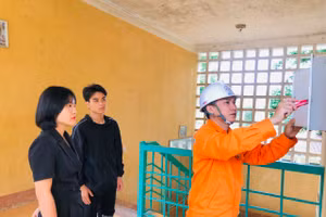 Kiểm tra hệ thống điện các điểm trường trước ngày thi.