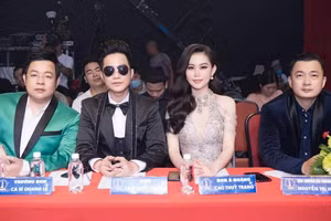 Thành viên ban giám khảo (từ trái sang) gồm: Ca sĩ Quang Lê, ca sĩ Quách Tuấn Du, Cao Thùy Trang, ông N.V.H.