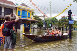Du khách nước ngoài thích thú với hình thức du lịch mới này.