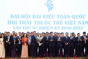 Ủy viên Bộ Chính trị, Bí thư Trung ương Đảng, Trưởng Ban Dân vận Trung ương Trương Thị Mai; Ủy viên Trung ương Đảng, Phó Thủ tướng Chính phủ Vũ Đức Đam; Bộ trưởng Y tế Nguyễn Thanh Long chúc mừng Ban chấp hành.