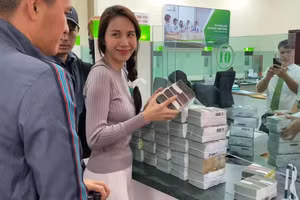 Thời gian này, bà xã Công Vinh bận rộn với chuyến cứu trợ cho miền Trung.