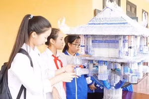 Công trình chùa Một Cột làm từ bút bi đã qua sử dụng.