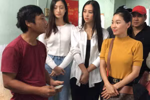 Tiểu Vy, Lương Thuỳ Linh đến thăm người dân Quảng Ngãi sau cơn bão số 9.