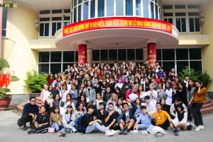 Hoạt động teambuilding dưới hình thức “Amazing Race” thu hút đông đảo các bạn tân sinh viên tham gia.