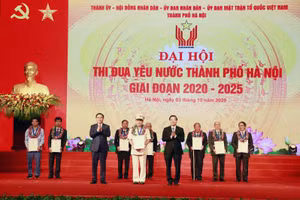 Bí thư Thành ủy Hà Nội Vương Đình Huệ và Chủ tịch thành phố Chu Ngọc Anh trao bằng khen và tặng hoa các Công dân Thủ đô ưu tú 2020. Ảnh: Viết Thành.