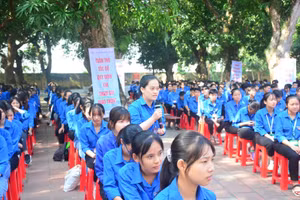 Học sinh được tiếp cận với các quy định bắt buộc khi tham gia giao thông.