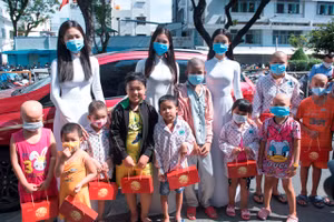 Hoa hậu Tiểu Vy, Á hậu Phương Nga, Thúy An trao quà Trung thu cho các bé.