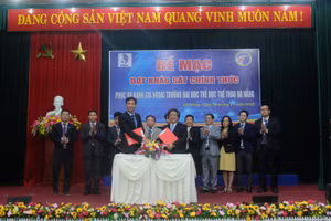 GS.TS Trần Văn Nam và  PGS. TS Phan Thanh Hài ký Biên bản hoàn thành đợt khảo sát chính thức phục vụ đánh giá ngoài.