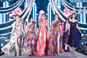 Hoa hậu Mỹ Linh catwalk cực đỉnh.