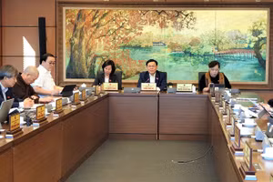 Quang cảnh buổi thảo luận tại tổ của Đoàn Hà Nội chiều 10-11.