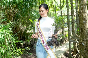 Thái Thị Hoa giới thiệu về rừng ngập mặn Cần Giờ ở Miss Earth. Ảnh: Cao Huy.