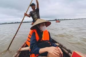 Ca sĩ Thủy Tiên trực tiếp phát nhu yếu phẩm cho nhân dân vùng lũ.