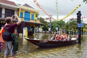 Du khách nước ngoài thích thú với hình thức du lịch mới này.