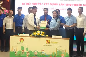 Ký kết tặng 45 sân chơi cho thiếu nhi với tổng kinh phí 10 tỷ đồng.