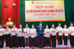  PGS.TS Nguyễn Quang Huy – Hiệu trưởng trường ĐH SP HN2 trao 12 suất quà cho các sinh viên của trường có gia đình ở các tỉnh Nghệ An, Hà Tĩnh, Thừa Thiên Huế chịu ảnh hưởng trực tiếp bởi lũ lụt.