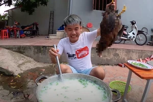 Con trai bà Tân Vlog đăng tải hình ảnh phản cảm nấu cháo gà nguyên lông.