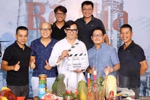 Trấn Thành (giữa) bên Vũ Ngọc Đãng (áo xanh biển) cùng một số thành viên êkíp "Bố già" tại lễ khai máy. Ảnh: Vũ Ngọc Đãng.