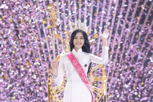 Khoảnh khắc Đỗ Thị Hà đăng quang Hoa hậu Việt Nam 2020.