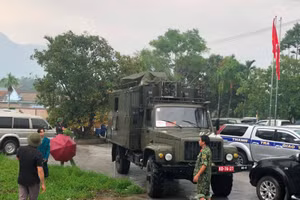  Xe thông tin và rất nhiều xe cơ giới hạng nặng cùng các loại máy xúc đang mở đường lên Rào Trăng 3.