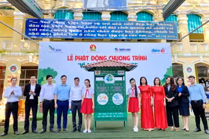 Ban Tổ chức trao tặng “Công trình Măng non” được thiết kế như một ngôi nhà nhỏ để phân loại rác.