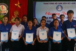 Đồng chí Bùi Quang Huy (bìa phải) trao tặng các suất học bổng ý nghĩa, tiếp sức cho các em học sinh miền Trung.