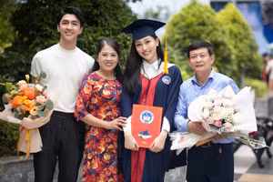 Nàng hậu xuất hiện rạng rỡ trong ngày tốt nghiệp cùng bố mẹ và bạn trai - diễn viên Bình An.