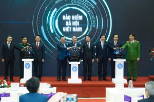 Thủ tướng Nguyễn Xuân Phúc bấm nút công bố ứng dụng "Bảo hiểm xã hội số" trên thiết bị di dộng - Ảnh: VGP/Quang Hiếu.