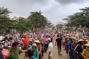 Bà con xếp hàng nhận tiền hỗ trợ do Thủy Tiên kêu gọi.