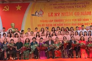 Tập thể cán bộ giáo viên trường cùng các cán bộ, giáo viên đã nghỉ hưu trong ngày kỷ niệm.