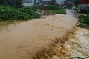 Mưa lớn gây ngập úng nhiều tuyến đường thị trấn Mèo Vạc