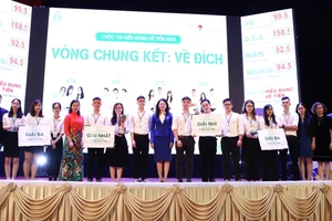 Các đội thi giành giải tại chung kết cuộc thi “Hiểu đúng về tiền”.