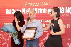 Gia đình nhạc sĩ Phú Quang lên nhận "Giải thưởng Lớn" Bùi Xuân Phái.