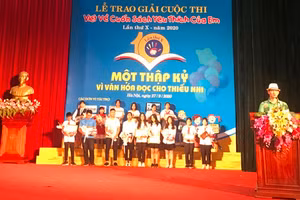 Trao giải cho các em thiếu nhi "Viết về cuốn sách yêu thích của em".