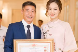 Công Lý và bạn gái.