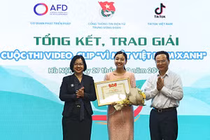 Tác giả Hoàng Minh Thủy nhận các giải thưởng tại buổi lễ.