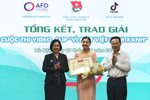 Tác giả Hoàng Minh Thủy nhận các giải thưởng tại buổi lễ.