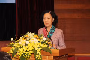 Đồng chí Trương Thị Mai phát biểu tại Hội thảo.