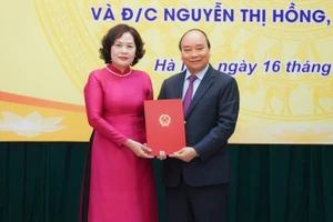 Thủ tướng Nguyễn Xuân Phúc trao Quyết định cho tân Thống đốc Ngân hàng Nhà nước Nguyễn Thị Hồng (Ảnh: VGP).