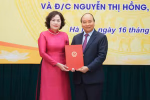 Thủ tướng Nguyễn Xuân Phúc trao Quyết định cho tân Thống đốc Ngân hàng Nhà nước Nguyễn Thị Hồng (Ảnh: VGP).