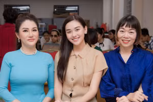 Á hậu Tường San cùng mẹ và Hoa hậu Doanh nhân Đặng Thị Xuân Hương.