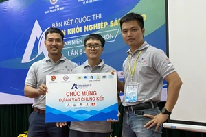 3 chàng trai trẻ thực hiện mô hình “Nuôi tôm áp sát thành phố, ứng dụng công nghệ Biofloc cung cấp tôm tươi tại Hà Nội”. 