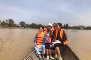 Đỗ Mỹ Linh ngồi xuồng đi cứu trợ bà con miền Trung.