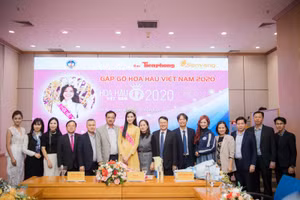 Hoa hậu Đỗ Thị Hà về thăm trường.