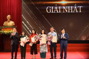 Ban tổ chức trao giải Nhất cho các tác giả.