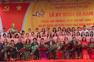 Tập thể cán bộ giáo viên trường cùng các cán bộ, giáo viên đã nghỉ hưu trong ngày kỷ niệm.