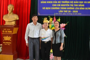 Thu Hằng và bố mẹ của em.